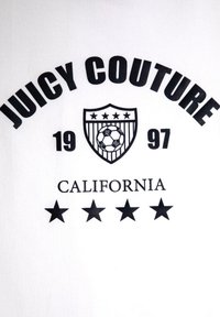 Vit T-shirt med fet svart text "JUICY COUTURE" och "CALIFORNIA", med en fotbollsrelaterad logotyp och tre svarta stjärnor nedanför.
