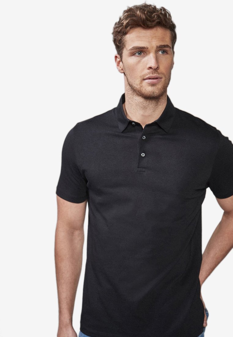 Sort kortærmet polo-shirt fremstillet af et tekstureret stof, med en klassisk krave og tre-knaps placket. Enkel og tætsiddende design.