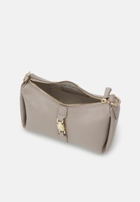 Šedá kožená kabelka s texturovaným povrchem, zlatým zipem a dekorativními sponami. Kompaktní obdélníkový tvar s horním otvorem.