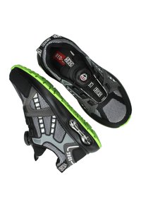Chaussures de sport grises et noires avec des semelles vert néon, dotées de détails réfléchissants, d'un système de laçage à molette et du logo "RDRG" sur les tirants.