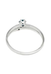 Sølvring med en glat ring, en tre-tands indstilling og to blå ædelsten sat på skuldrene. Poleret overflade, minimalistisk design.
