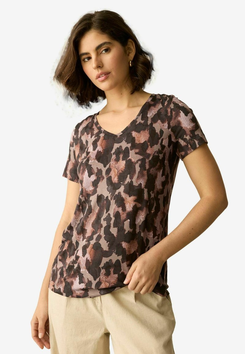 Camiseta de manga corta y escote en V de color marrón con un patrón de estampado de leopardo multicolor. Fabricada con una tela suave y ligera, con un corte relajado.