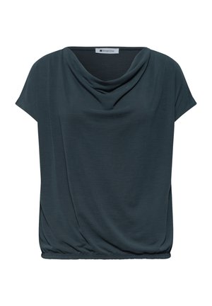 Mørk teal kortærmet bluse med draperet sjalskrave og samlet elastisk kant på hvid baggrund.