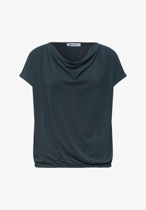 Dunkelpetrolfarbene Kurzarmbluse mit drapiertem Wasserfallausschnitt und gesammeltem elastischem Saum auf weißem Hintergrund.