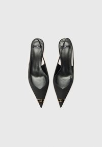 Mustat slingback-kengät, joissa on terävä kärki, valmistettu satiinista ja nahasta, ja joissa on kultainen korostusnauha varpaan lähellä. Yksinkertainen ja sileä pinta.