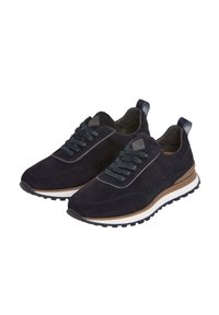 Zapatillas de ante azul marino oscuro con un upper texturizado, media suela marrón en contraste y suela de goma; cuentan con cordones y una lengüeta en el talón.