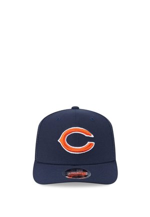 Marineblaue Baseballkappe mit einem orange-weißen "C"-Logo, das mittig auf dem vorderen Panel platziert ist, ausgestattet mit einer flachen Krempe und einem Aufkleber auf dem Schirm.