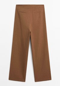 Bruine wijde broek met achterzakken, plat weergegeven tegen een witte achtergrond.