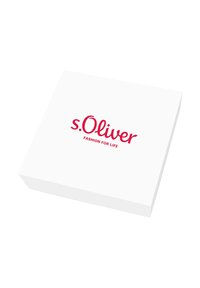 Caja rectangular blanca con un acabado suave, que presenta el logo de s.Oliver en rojo y el texto "FASHION FOR LIFE" debajo.