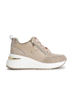 Sneaker beige in suede e pelle liscia, con accento dorato metallico, chiusura con zip e lacci in raso su una suola bianca e chunky.