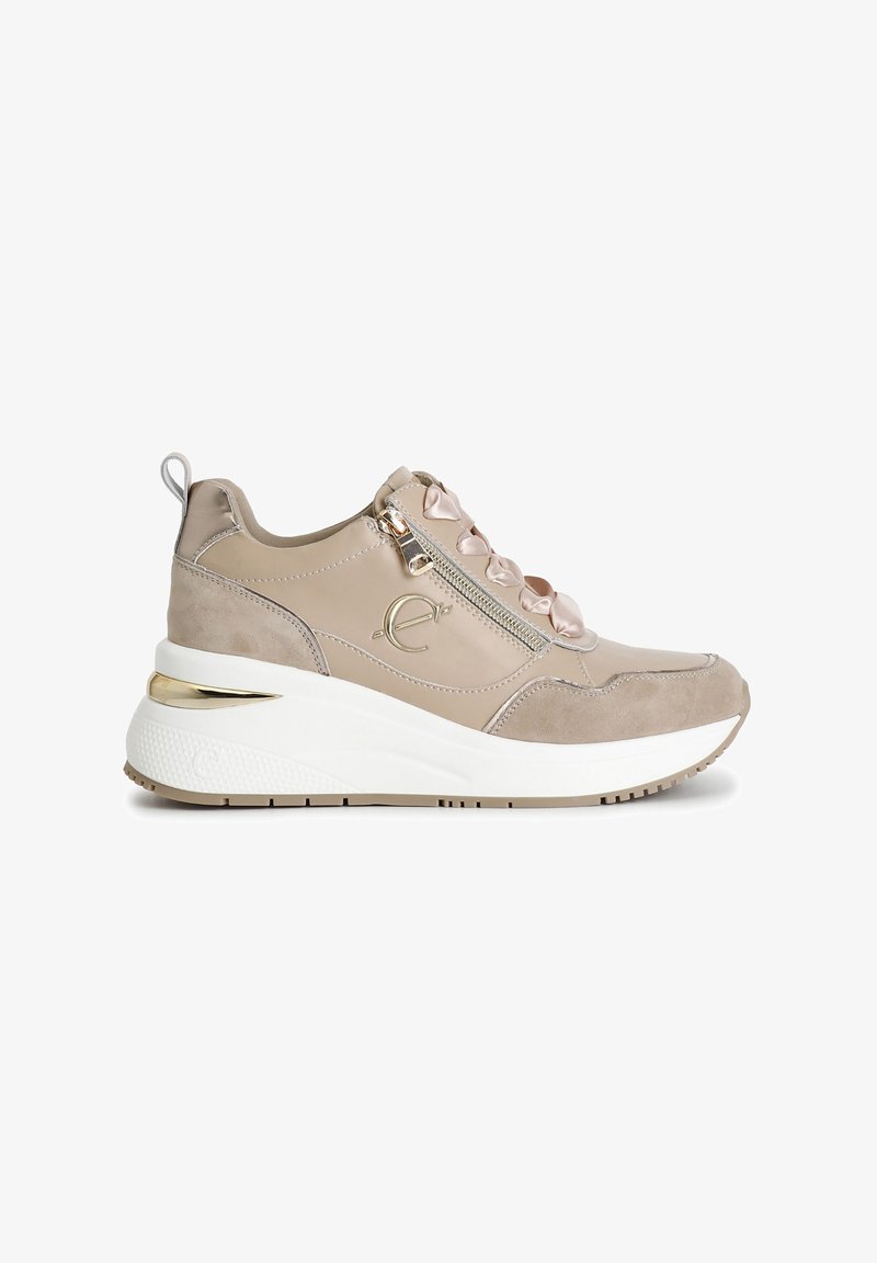 Beige sneakers med mocka och slät läder, metallisk guldaccent, dragkedjestängning och satinknytband på en vit, kraftig sula.
