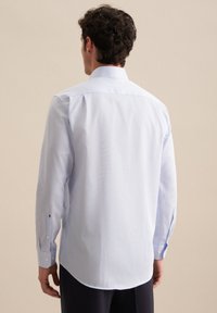 Camicia a righe azzurro chiaro con colletto classico, polsi con bottoni e orlo curvo, caratterizzata da una texture di tessuto liscia.