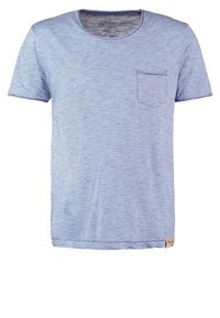 T-shirt bleu clair à manches courtes et col rond, avec une petite poche poitrine et une étiquette en tissu sur l’ourlet inférieur, sur fond blanc.