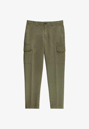 Pantalones cargo verde oliva con dos grandes bolsillos laterales, cierre de botones y diseño de corte recto. Fabricados con tela de algodón ligera.