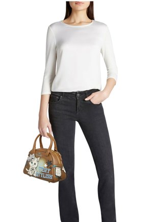 Borsa marrone con design grafico, illustrazione di gatto e testo "VERY STYLISH". Il modello indossa una maglia bianca a maniche lunghe e jeans neri.
