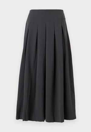 Jupe midi plissée noire avec taille haute, en tissu léger, suspendue à plat sur un fond blanc.