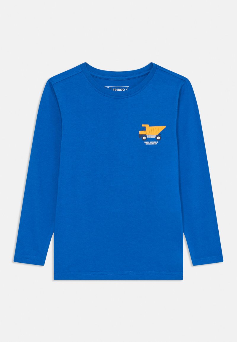 T-shirt a maniche lunghe blu in cotone. Presenta una piccola grafica di un camion ribaltabile giallo sul lato sinistro. Collo a giro e cuciture semplici.