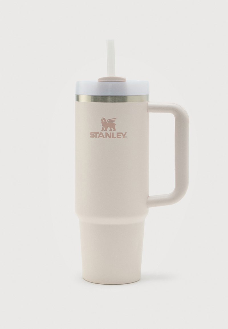 Ψηλό μπεζ μονωμένο κύπελλο Stanley με λαβή, λευκό καπάκι και διαφανές καλαμάκι, σχεδιασμένο για ζεστά ή κρύα ροφήματα.