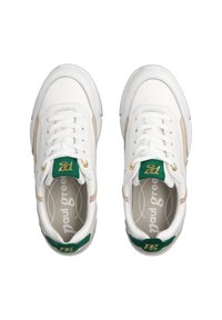 Baskets en cuir blanc avec des accents beiges, étiquette de logo verte, design à lacets, bout arrondi et panneaux latéraux texturés.
