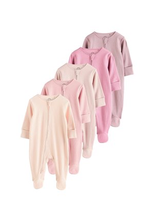 Cinque pigiami per neonati a maniche lunghe con piedi, in tonalità di rosa sfumate, disposti sovrapposti, con cerniere frontali e maniche a costine.