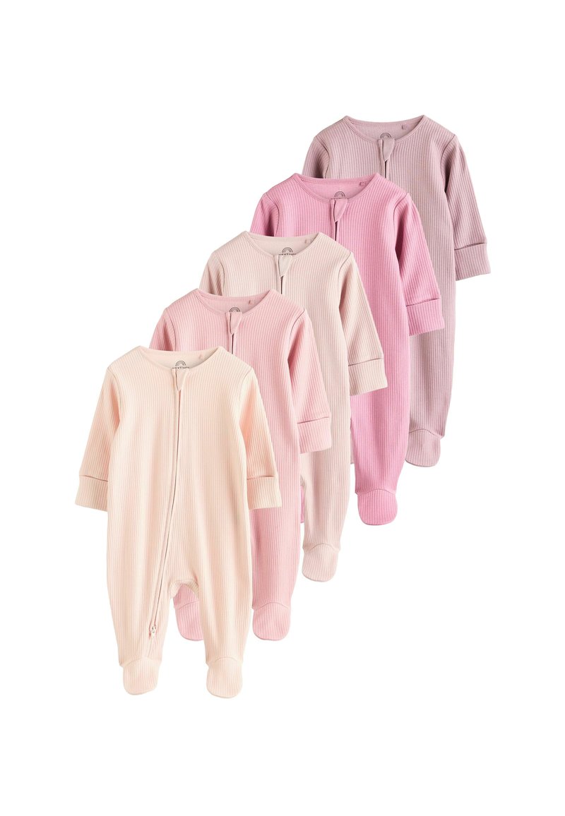Cinq pyjamas pour bébés à manches longues à pieds, à côtes, dans des nuances de rose dégradé, disposés de manière superposée, avec des fermetures éclair à l'avant et des manches à poignet.