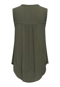 Haut sans manches vert foncé. Tissu texturé avec un ourlet légèrement incurvé et une coupe décontractée. Aucun accessoire visible ni motif.