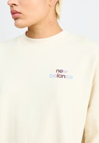 New Balance FRENCH TERRY  LOGO CREW - Sudadera - beige