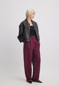 NA-KD Tygbyxor - maroon