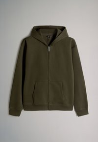 Dunkelgrüner Kapuzenpullover mit Reißverschluss, Fronttaschen und Kapuze, vor einem einfarbigen hellen Hintergrund dargestellt.