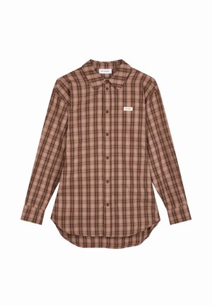 Camicia a quadri marrone e beige a maniche lunghe con bottoni, colletto e orlo curvo, con una piccola etichetta "Oh April" sul petto sinistro.