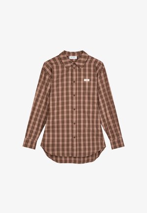 Camicia a quadri marrone e beige a maniche lunghe con bottoni, colletto e orlo curvo, con una piccola etichetta "Oh April" sul petto sinistro.