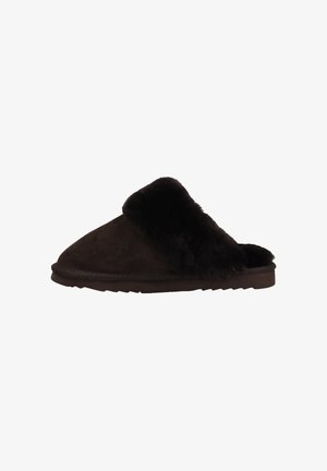 Bruine suède sloffen met een fuzzy zwart bontaccent aan de opening, met een vlakke zool en een afgeronde tevorm.