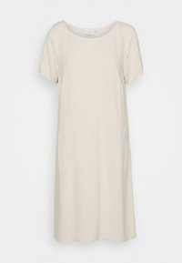 Beżowa lniana sukienka z krótkimi rękawami, okrągłym dekoltem i luźnym krojem. Charakteryzuje się minimalnym przeszyciem i brakiem widocznych elementów metalowych oraz wzorów.