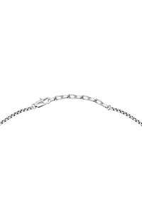 Collana in argento con design a maglia piatta, finitura lucida e chiusura a moschettone, che mette in mostra un aspetto elegante e moderno.