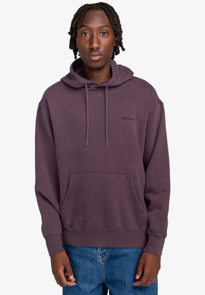 Felpa con cappuccio di un viola scuro, dotata di tasca frontale, cappuccio con stringa e polsini a costine. Presenta un logo discreto sul petto.