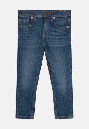 Jeans de mezclilla en azul oscuro con un corte recto clásico, que cuentan con bolsillos delanteros, bolsillos traseros y costuras de contraste a lo largo de las costuras.
