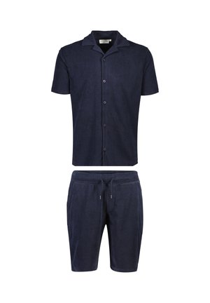Granatowa koszula z krótkim rękawem zapinana na guziki oraz pasujące szorty z regulowanym sznurkiem, wykonane z miękkiego materiału typu terry, prezentowane na białym tle.