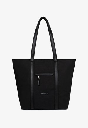 Borsa tote nera con manici lunghi, tasca frontale con zip e piccola etichetta del marchio su corpo in tessuto testurizzato.