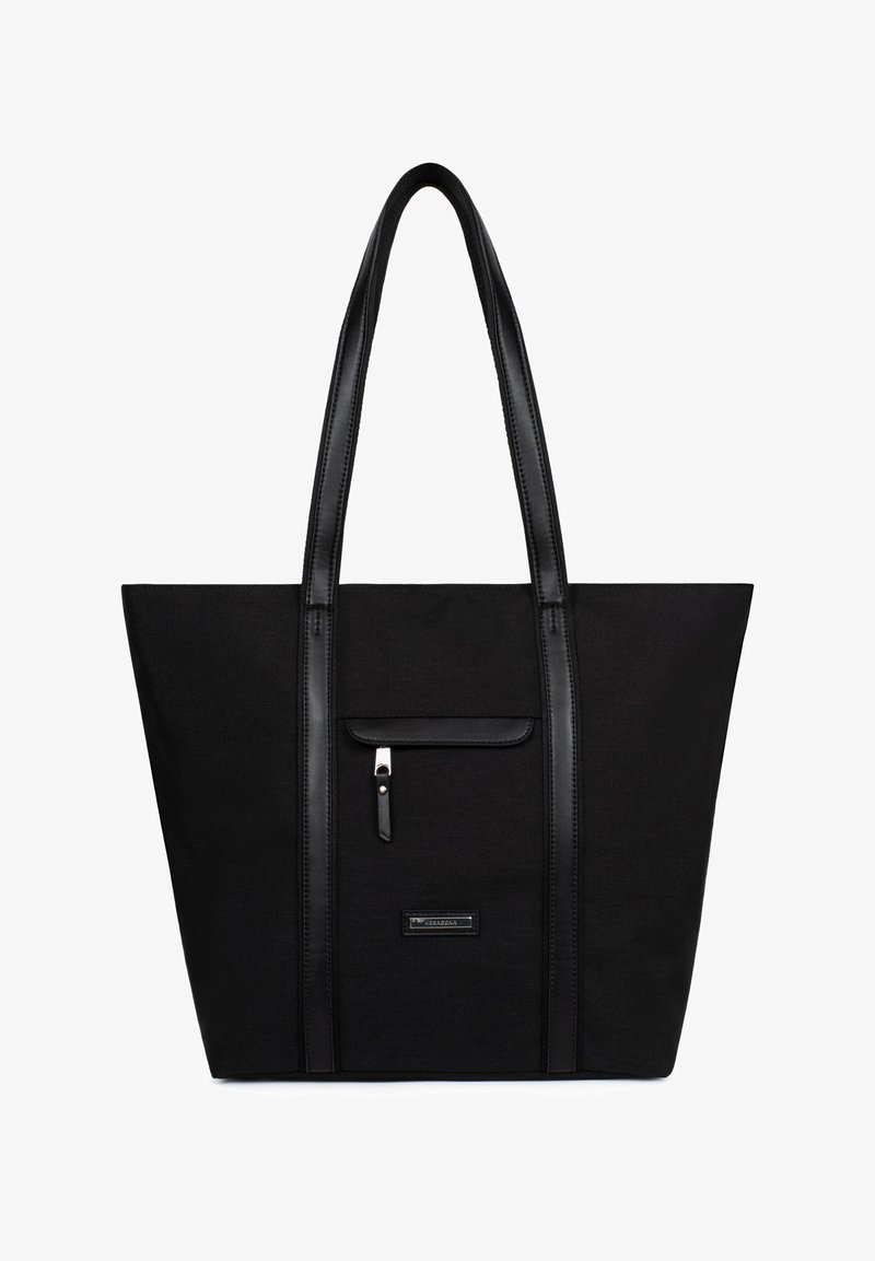 Borsa tote nera con manici lunghi, tasca frontale con zip e piccola etichetta del marchio su corpo in tessuto testurizzato.