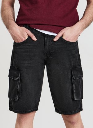 Schwarze Denim-Cargo-Shorts mit zwei Seitentaschen, geradem Bein und klassischem Bund. Strukturierter Stoff mit leichtem Glanz.