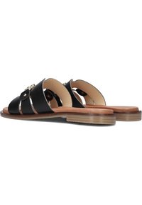 Zwarte leren slip-on sandalen met drie brede banden, gouden hardware-accenten en een platte houten zool. Gladde binnenvoering.