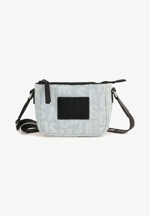 Borsa a tracolla blu chiaro realizzata in tessuto con una toppa nera testurizzata e chiusura con zip. Presenta una lunga tracolla regolabile e un design del logo.