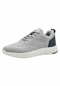 Grau sportlicher Schuh mit einem Mesh-Obermaterial, strukturierten Akzenten, grauen Schnürsenkeln, verstärktem Absatz und einer weißen Gummisohle.