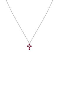 Collana in argento con pendente a forma di croce decorato con gemme rosse e dettagli trasparenti, caratterizzata da una finitura metallica lucida.