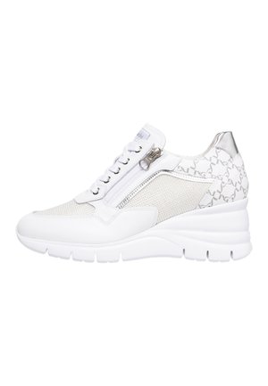 Witte sneaker van mesh en leren materialen, met een wigzool, vetersluiting aan de voorkant, zijrits en zilveren accenten op de hak.