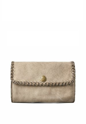 Pequeña cartera de cuero beige con bordes cosidos y un botón dorado redondo con el logo de Campomaggi Italy grabado en la solapa frontal.