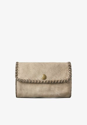 Piccolo portafoglio in pelle beige con bordi cuciti e un bottone rotondo dorato inciso con il logo Campomaggi Italy sulla patta anteriore.