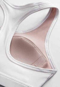 Witte sport-bh met een kruisrugdesign. Voorzien van een zachte roze binnenvoering en een gladde stofstructuur. Verstevigde naden langs de randen.