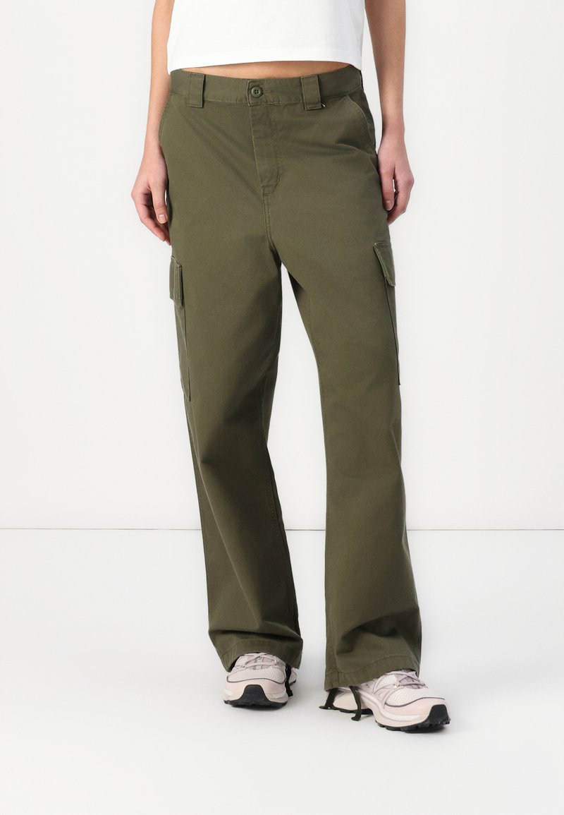 Olivgrüne Cargo-Hosen mit geradem Bein, vorderem Knopfverschluss und Seitentaschen. Aus robustem Material gefertigt, bieten sie eine entspannte Passform.