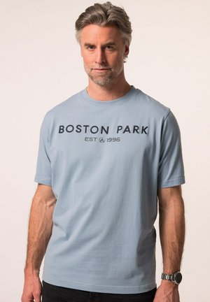 Hellblaues T-Shirt mit Rundhalsausschnitt aus Baumwolle, mit schwarzem Text "BOSTON PARK EST 1996" in der Mitte auf der Vorderseite. Kurze Ärmel, lockere Passform.